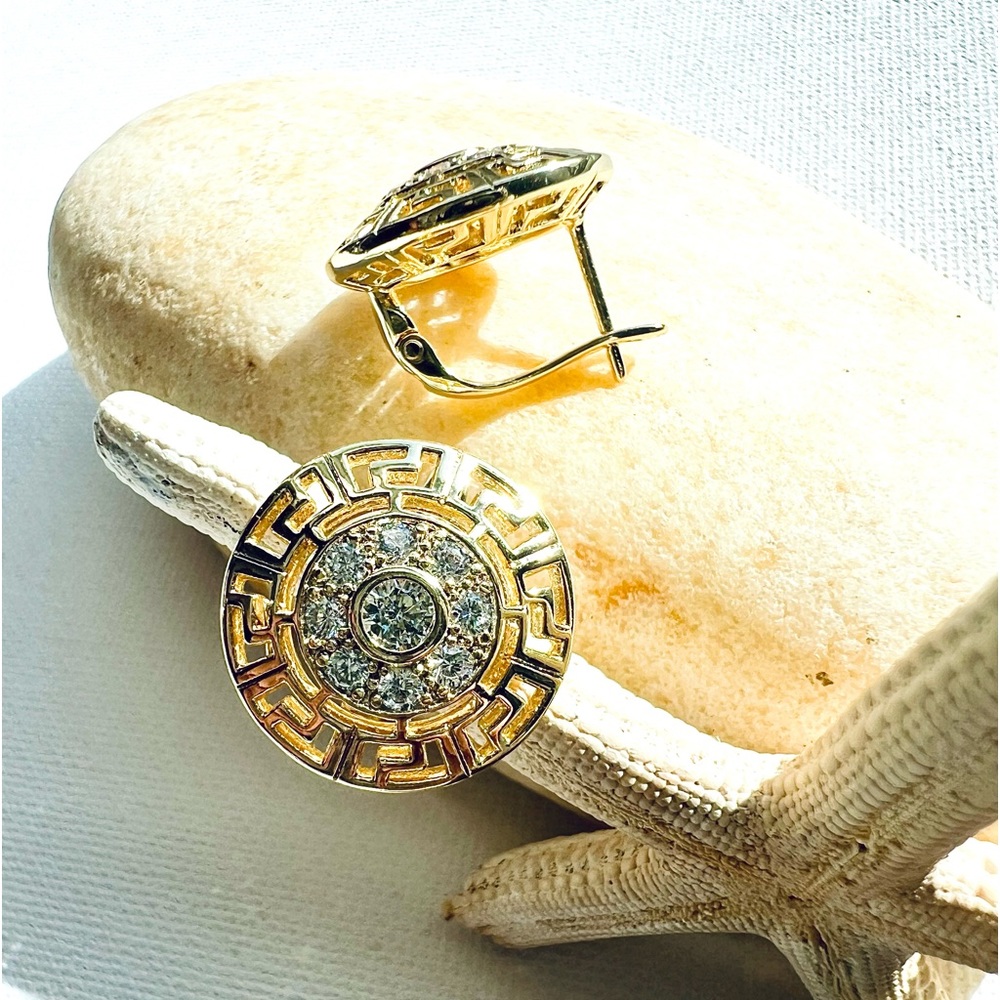 Aretes de inspiración en forma de escudo abrillantados en zirconia.